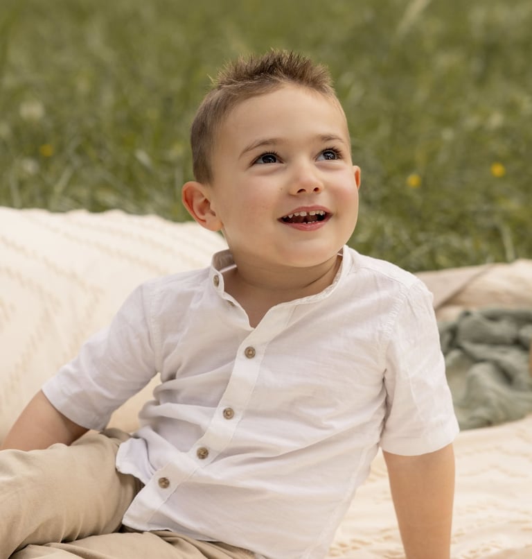 Retrat d'un nen petit en una sessió de fotos familiar a Girona en entorn natural exterior