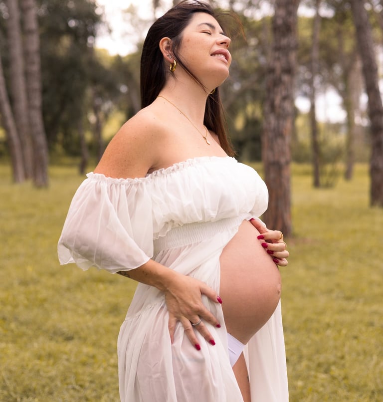 Sessió de fotos d'embaràs a Girona amb una dona embarassada en un entorn natural exterior