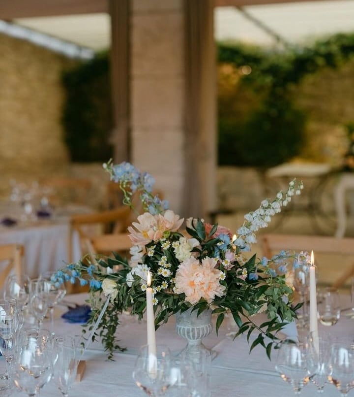 centre de table mariage pastel et touches de bleu