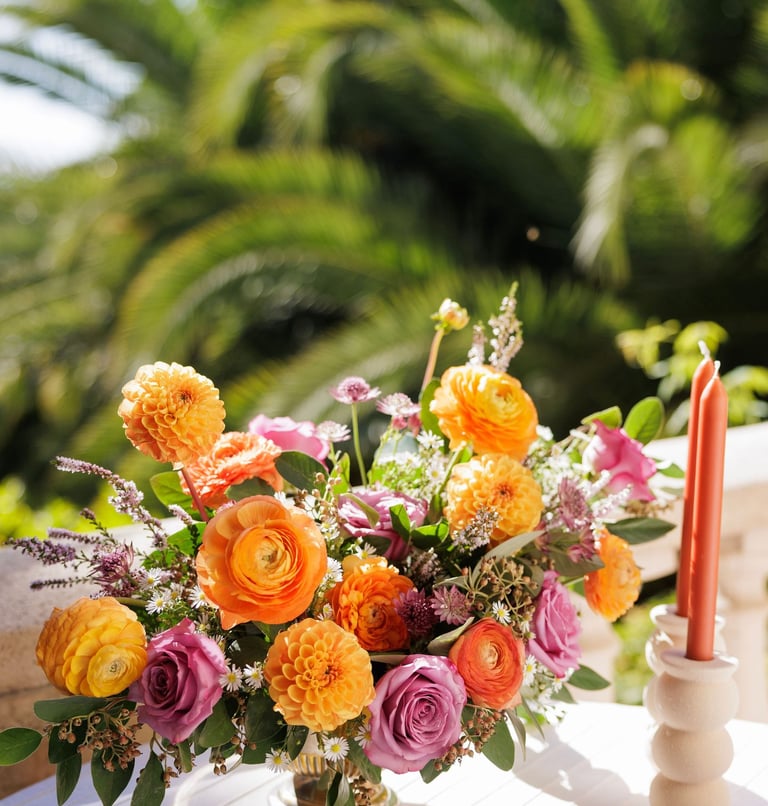 composition florale estivale couleurs orangées et roses