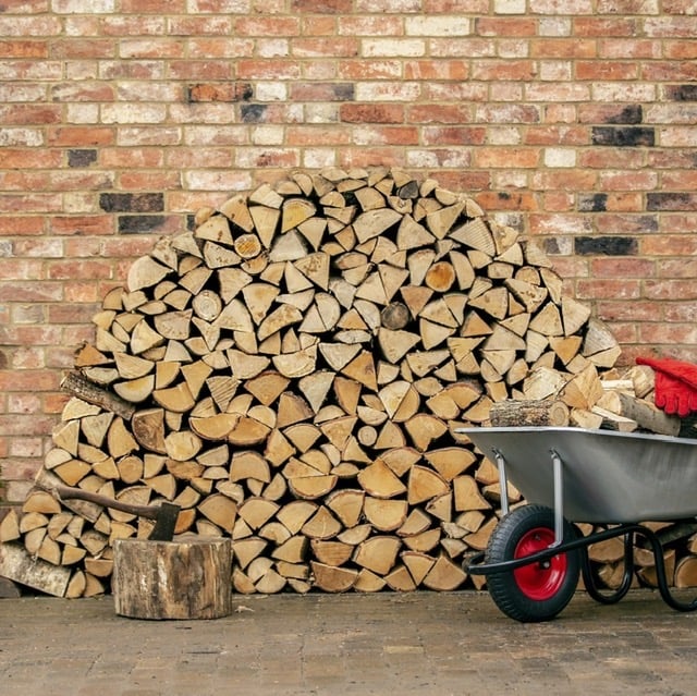Kiln-dried mixed hardwood logs dried to below 18% moisture for a long burn and heat efficiency. 