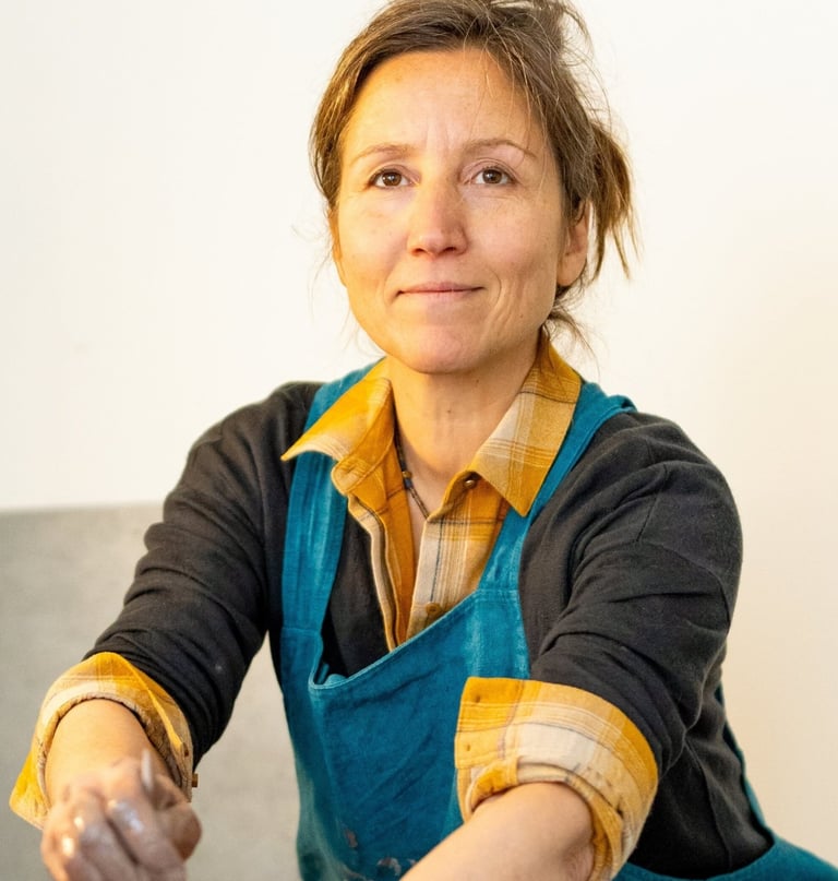 portrait estelle del céramiste dans son  atelier  de poterie