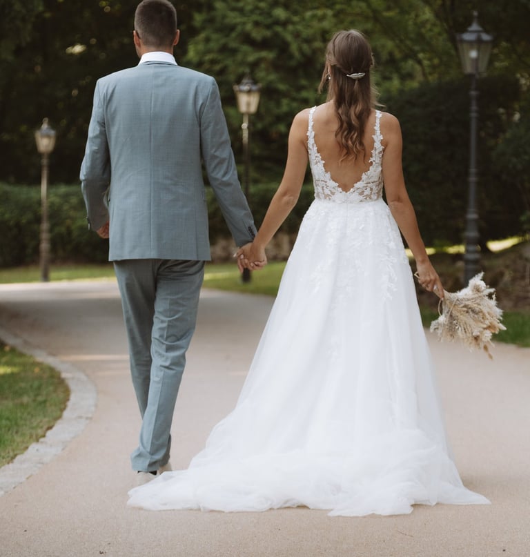 Hochzeitsfotograf Coburg: Brautpaar Hand in Hand auf dem Weg in die gemeinsame Zukunft.
