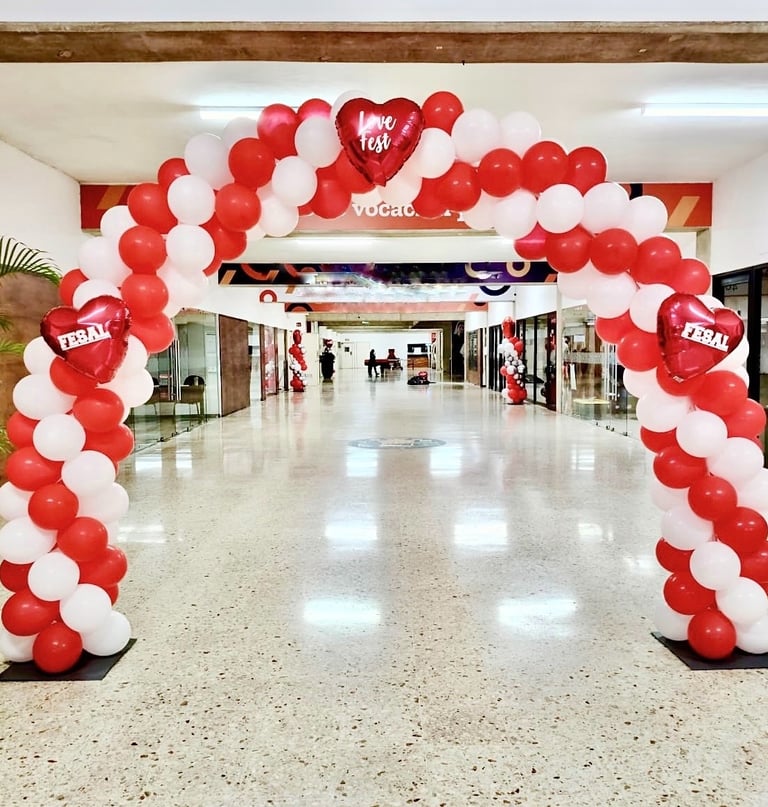 arco de globos de san valentin pasillo escuela