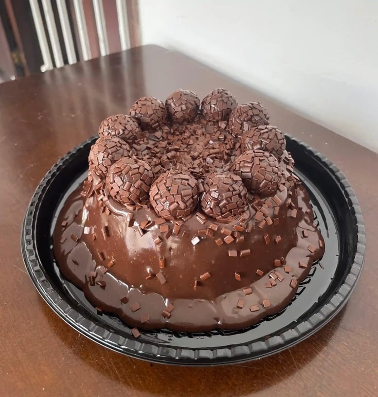 Deliciosa sobremesa chocolateira com cobertura de ganache, granulados e bombons, perfeita para festa