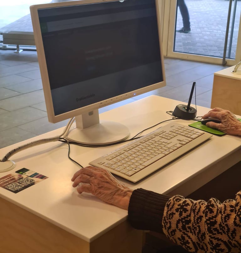 Клієнтка старшого віку проходить проходить тест на комп'ютері