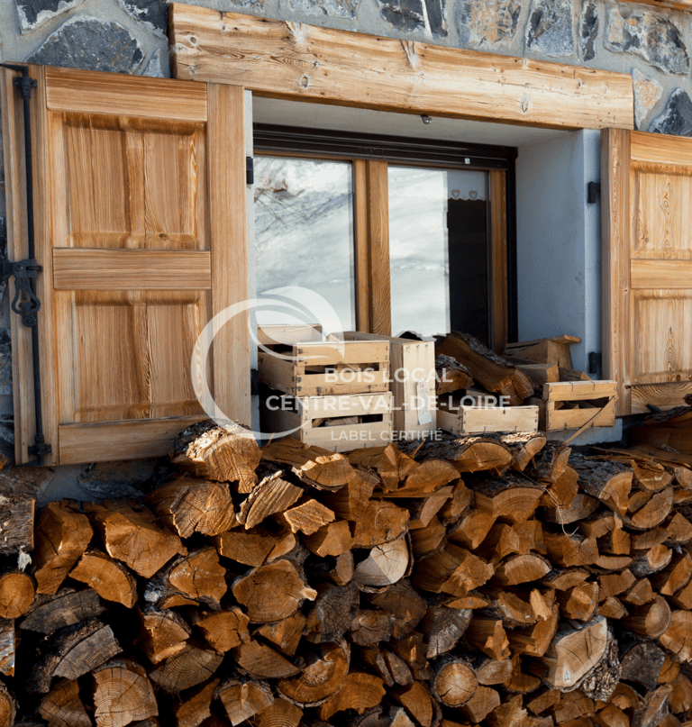 devanture de maison avec fenetres avec des piles de bois
