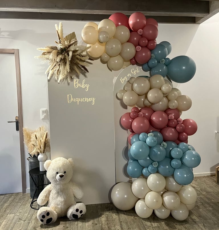 coin photo pour gender reveal avec arche de ballon rose, bleu et beige