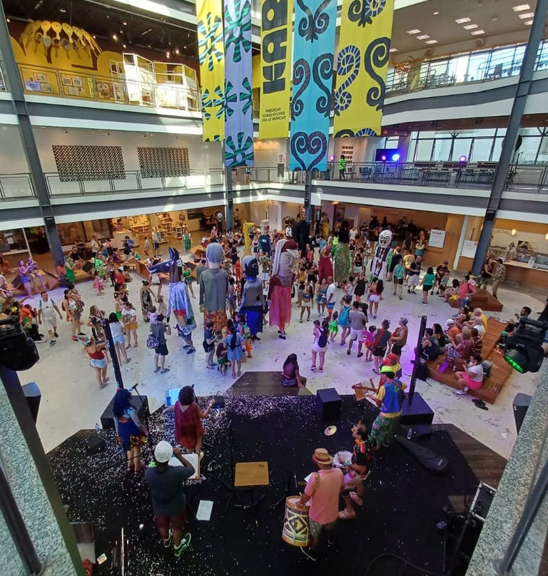 Cortejo de bonecões carnavalescos.