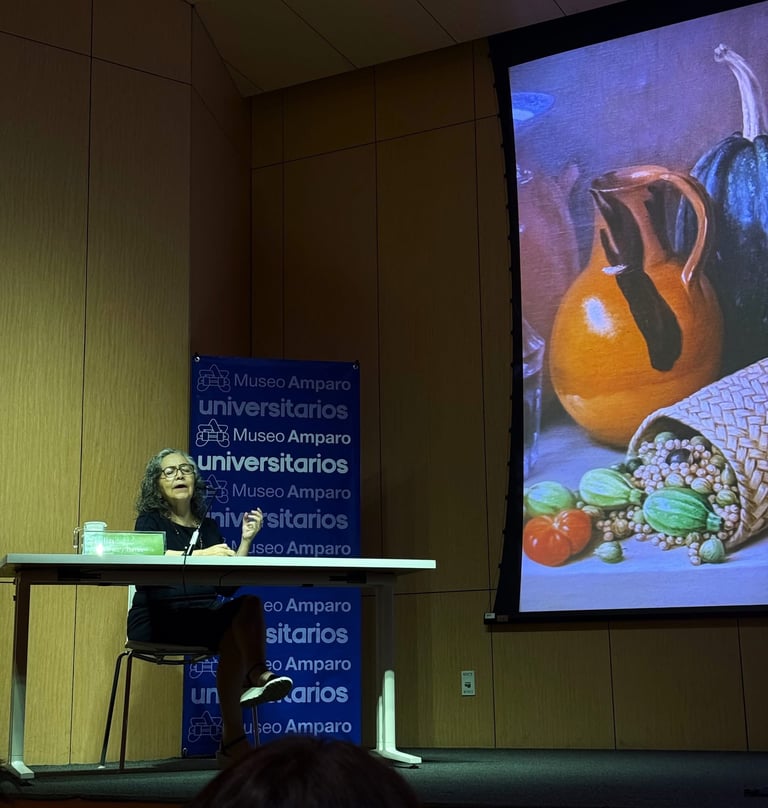 Lilia Martínez y Torres en una conferencia en el Museo Amparo CD Puebla