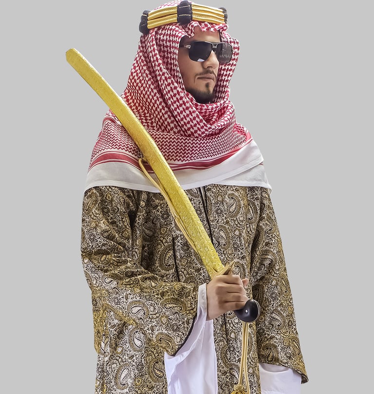 مصور سعودي يرتدي دقلة العرضة النجدية و العقال والسيف