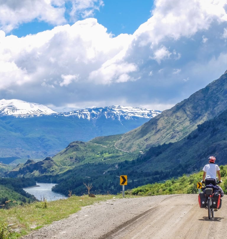 Pedaleando en bicicleta en la carretera austral