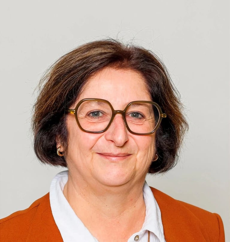 Portrait professionnel en couleurs de Marie-Cécile Pacchiani, consultante en bilan de compétences.
