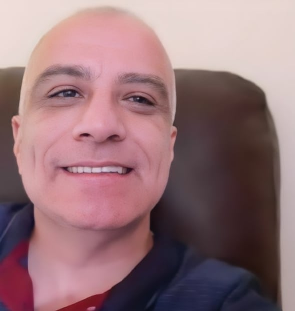 Foto de Marcelo Magoga Terapeuta com um sorriso leve apenas o rosto 