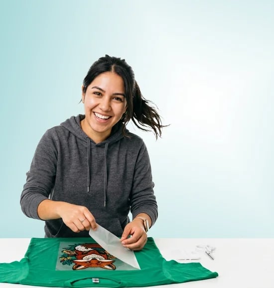 mujer trabajando feliz creando los diseños solicitados