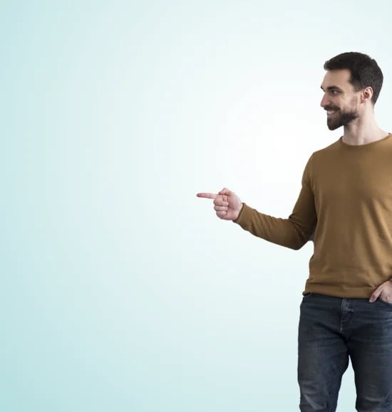 Hombre eligiendo un diseño 