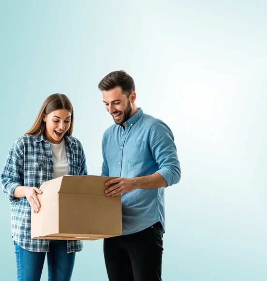 pareja felices de recibir productos para su evento