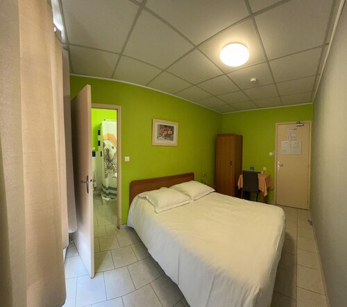 Chambre économique double hôtel à Chinon avec ventilateur et Wi-Fi fibre