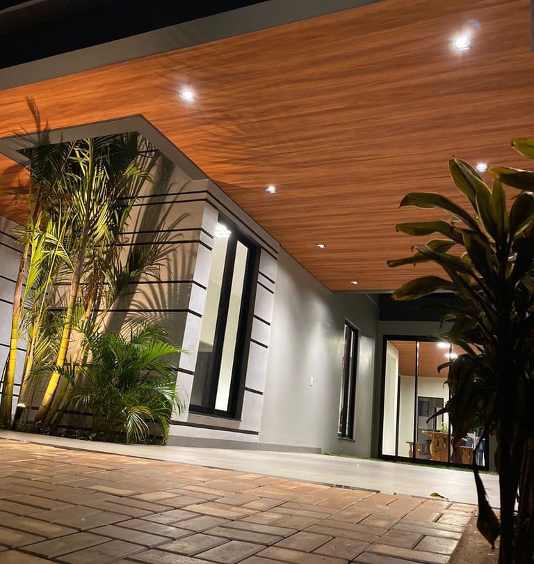 Uma garagem residencial com forro amadeirado teto vinilico
