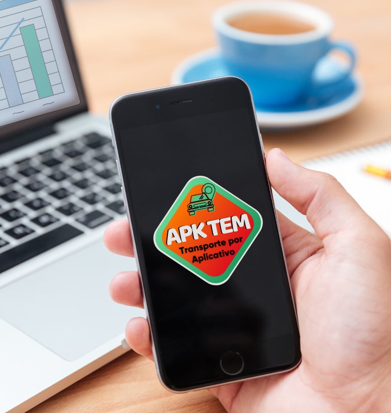 Uma pessoa segurando um celular com a logo do App Apktem.