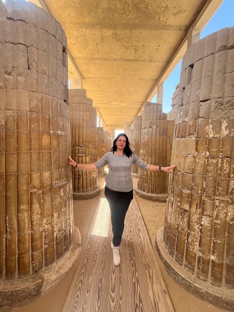 dentro de templo de hebsed em saqqara com nosso guia hadi 