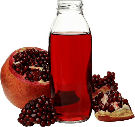 une bouteille de jus de grenade et des grenades fraîches.