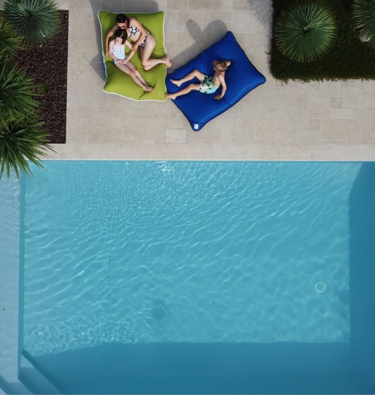 Coussin de piscine éco-conçu installé au bord d’un bassin extérieur
