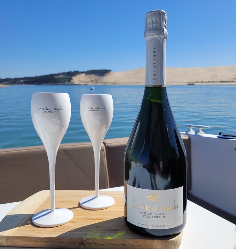 une bouteille de Champagne posé sur l'arrière d'un bateau avec de flûtes blanches
