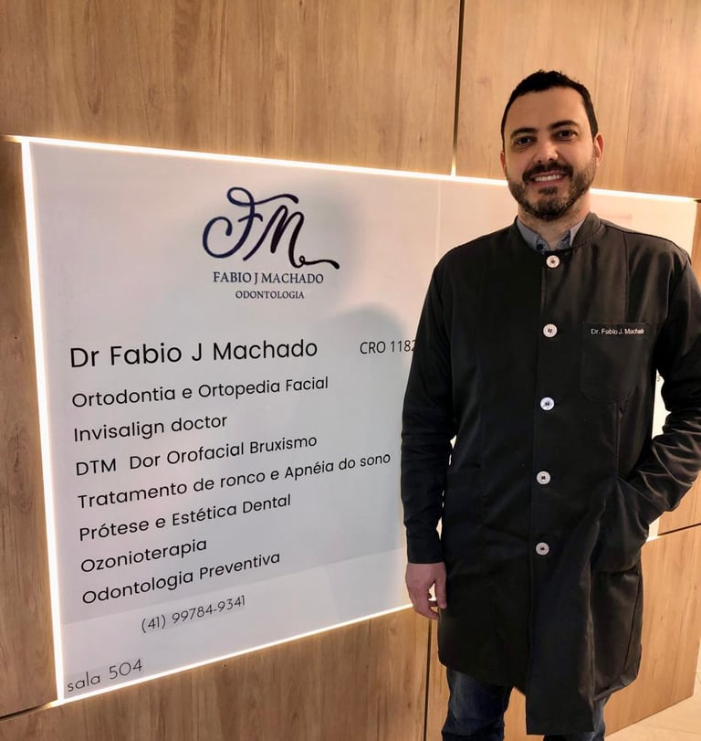 Dr. Fábio Machado, especialista em dronco e apneia do sono em Curitiba, na recepção da clínica!