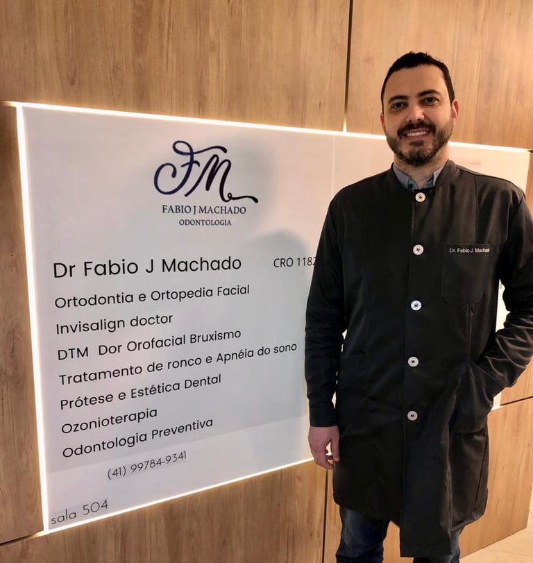 Dr. Fábio Machado, especialista em dor orofacial e bruxismo em Curitiba, na recepção da clínica!