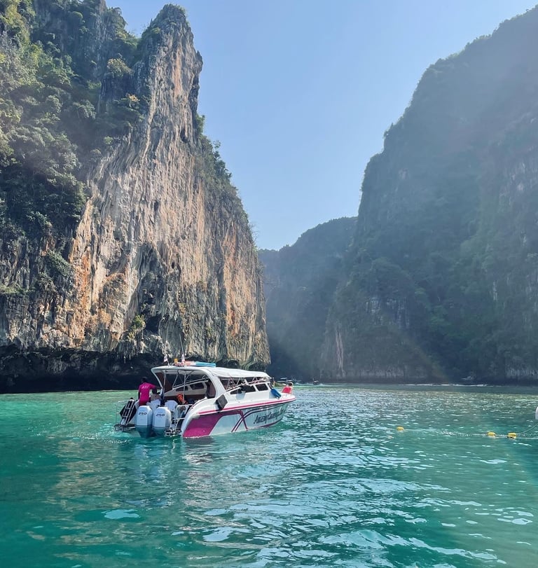 łódka w wodzie, Tajlandia Phi Phi Island