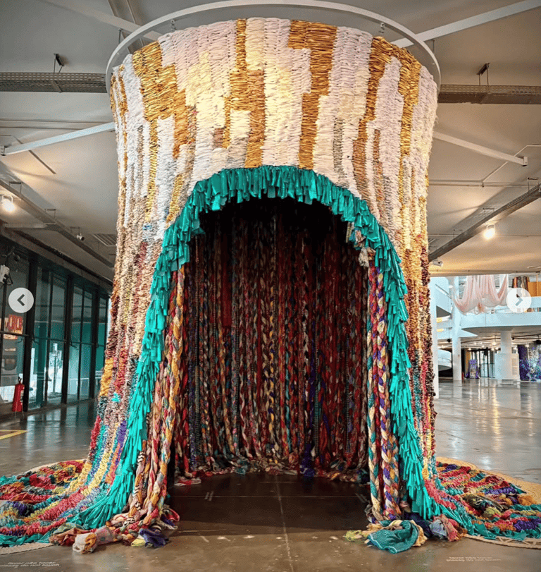 Em sua obra, Suchitra Mattai nos faz questionar o que a nossa sociedade considera "descarte" ou "obs