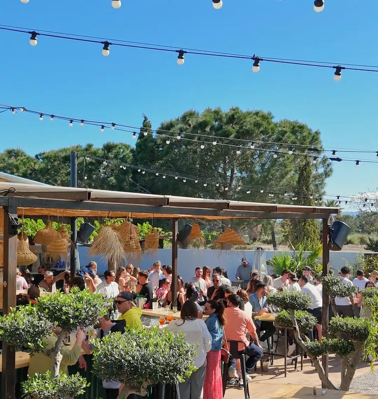 après midi ensoleillé au Restaurant et bar Les Jardins de Beo à Canet-en-Roussillon