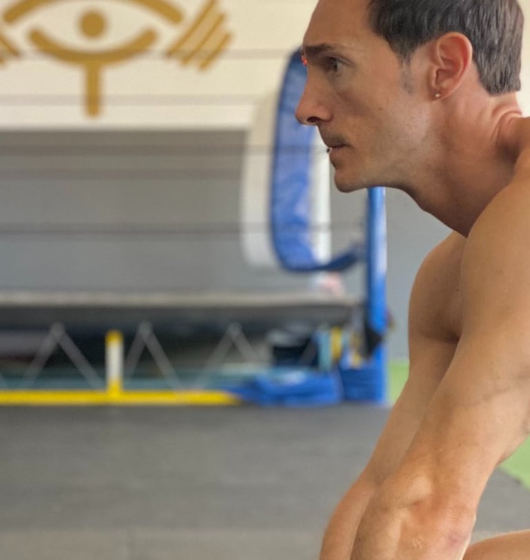 Entrenador focalizado en su entrenamiento para optimizar el rendimiento