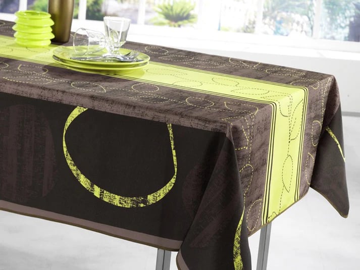 une table avec une nappe motifs fleur anis vert