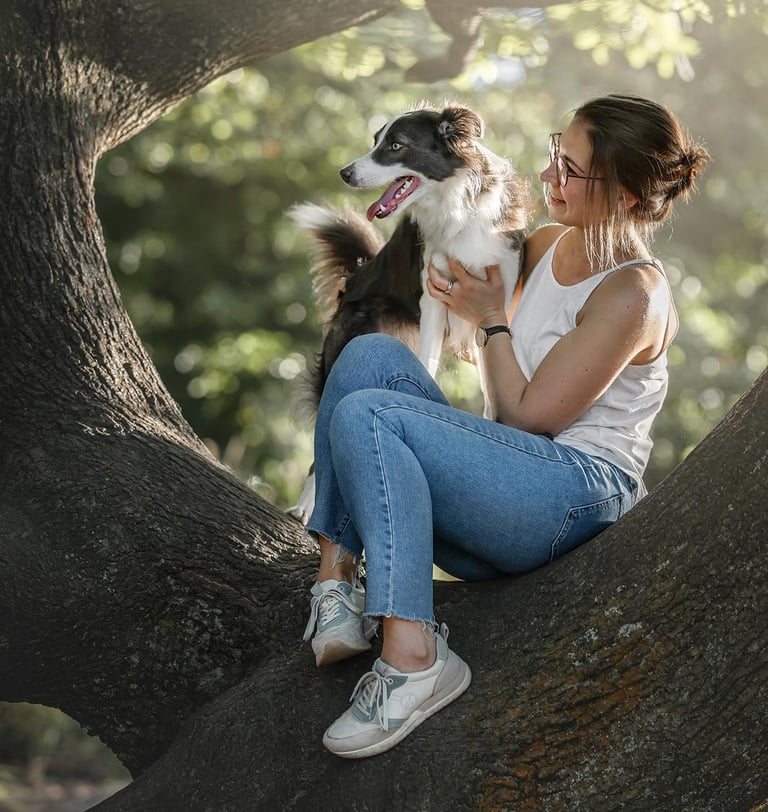 Anne von Pfotenkompass mit ihrem Hund Tiree beim Fotoshooting