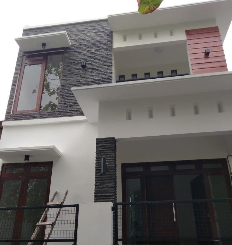 fasad dengan permainan batu andesit mengesankan elegan dan kalem