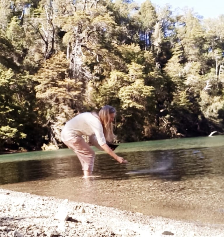 voluntaria homa esparce ceniza curativa homa purifica agua