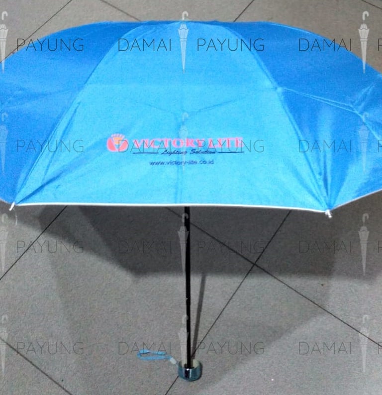 Payung promosi polos lipat biru silver Victory Lite