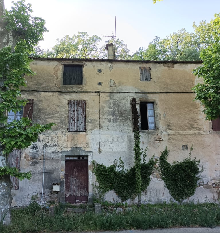 Auberge Martin (still legible above the main entrance.)