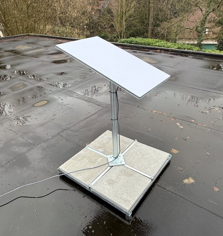 Antenne Starlink sur pied au sol