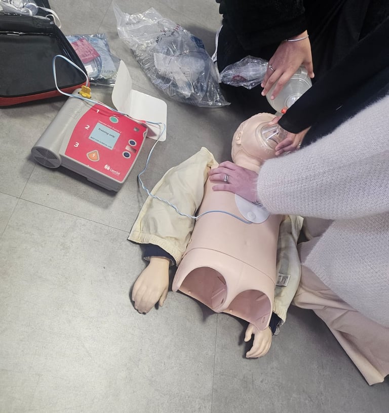 Exercice pratique pendant une formation AFGSU