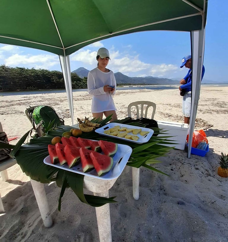 Picnic de frutas en la playa del rio Don Diego