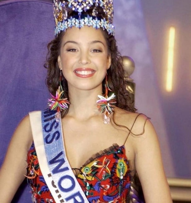 Azra Akın