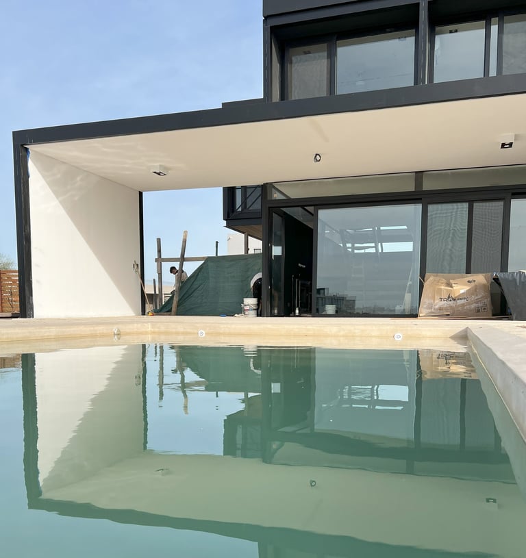 una piscina con vista a una casa