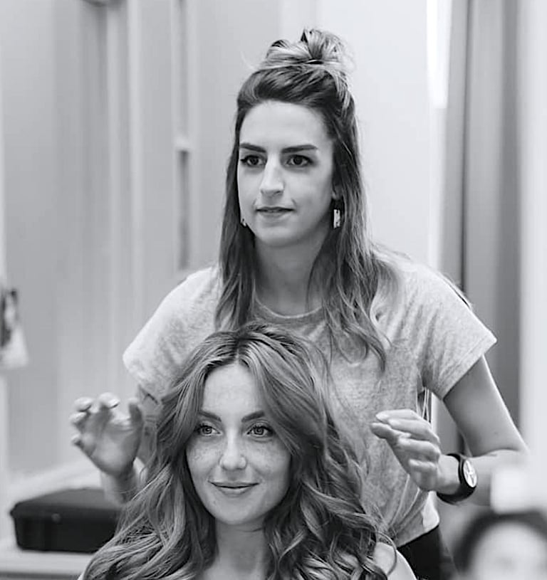 Caroline, une artiste coiffeuse qui coiffe une cliente