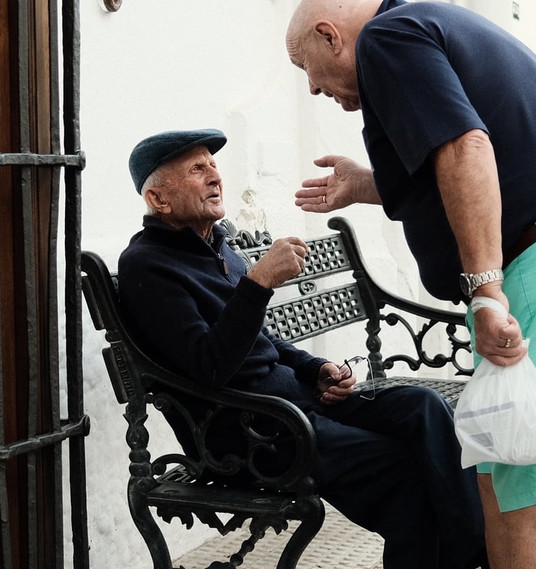 Streetfotografie in Malaga, Zwei Männer die sich unterhalten, Fuji X100V