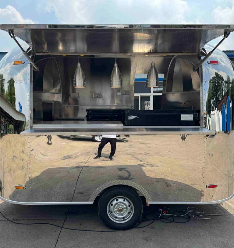 Foodtrailer Airstream de Tyler’s Foodtrailers, modèle au design rétro en acier inoxydable poli miroir, spacieux, élégant et p