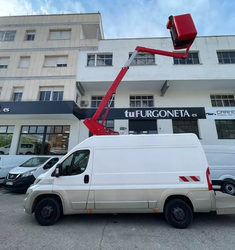 Furgoneta con cesta elevadora