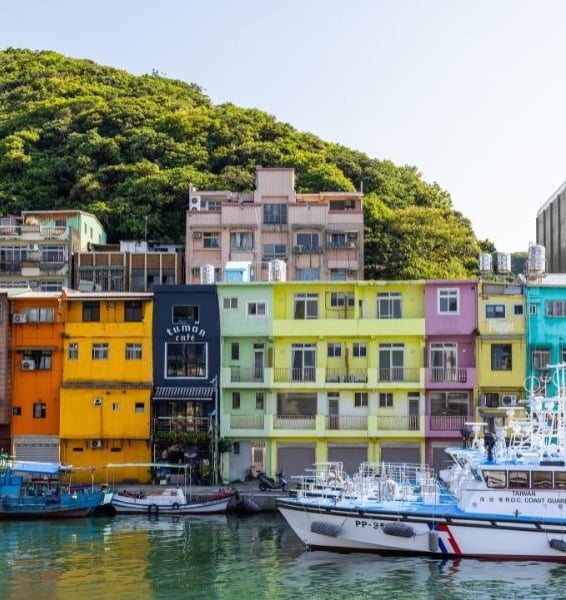 Barcos e casas coloridas no porto de Keelung, Taiwan, escala em cruzeiros pela Ásia